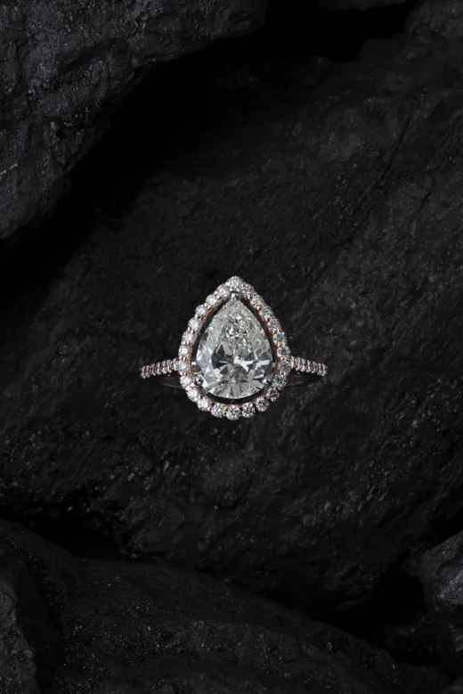 Gros plan sur une bague en diamant