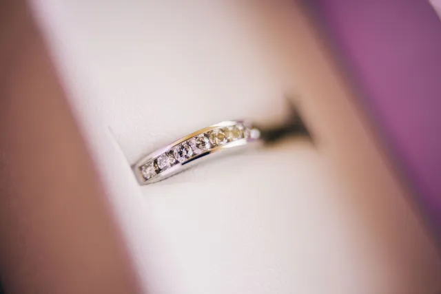 Bague sertie d'un diamant, gros plan macro
